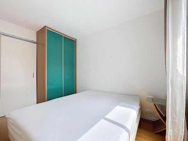 2P EN DERNIER ETAGE AU SEIN D'UNE RESIDENCE VERDOYANTE SECURISEE AVEC BALCONS ET PARKING EN SOUS-SOL