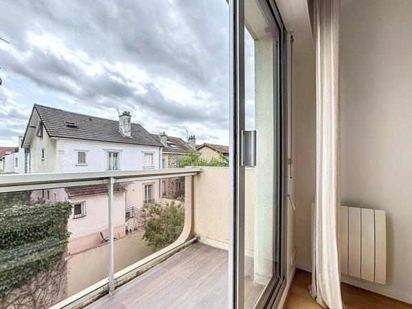 2P EN DERNIER ETAGE AU SEIN D'UNE RESIDENCE VERDOYANTE SECURISEE AVEC BALCONS ET PARKING EN SOUS-SOL