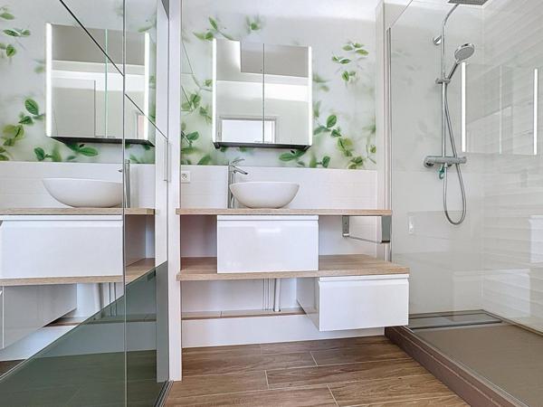 2P EN DERNIER ETAGE AU SEIN D'UNE RESIDENCE VERDOYANTE SECURISEE AVEC BALCONS ET PARKING EN SOUS-SOL