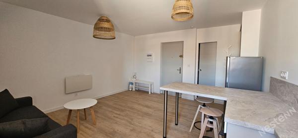 Charmant studio meublé à louer au dernier étage à Chalon-sur-Saône