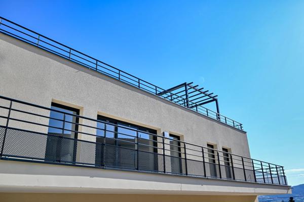 Découvrez ce superbe appartement 4 pièces avec terrasse et stationnement couvert inclus - élégant, lumineux et convivial !