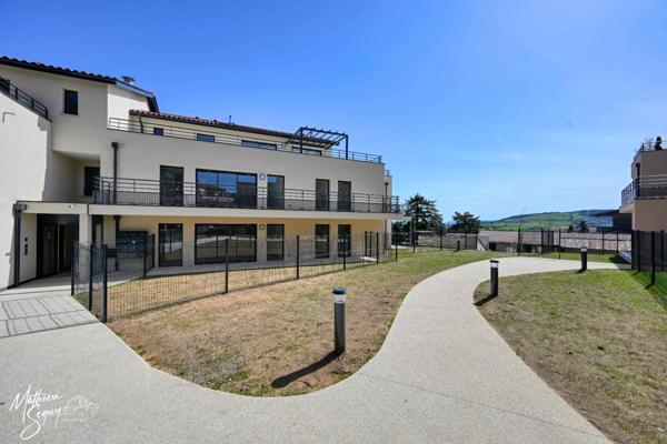 Découvrez ce superbe appartement 4 pièces avec terrasse et stationnement couvert inclus - élégant, lumineux et convivial !