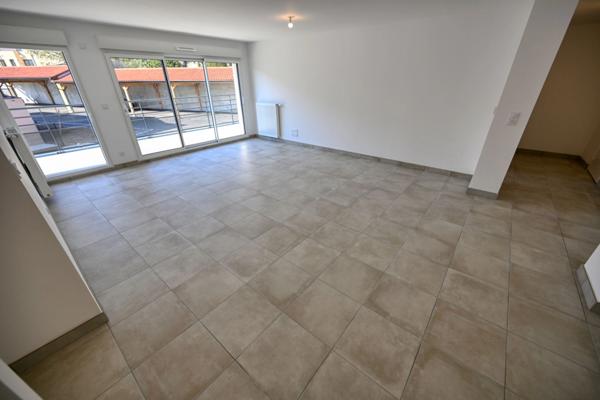 Découvrez ce superbe appartement 4 pièces avec terrasse et stationnement couvert inclus - élégant, lumineux et convivial !