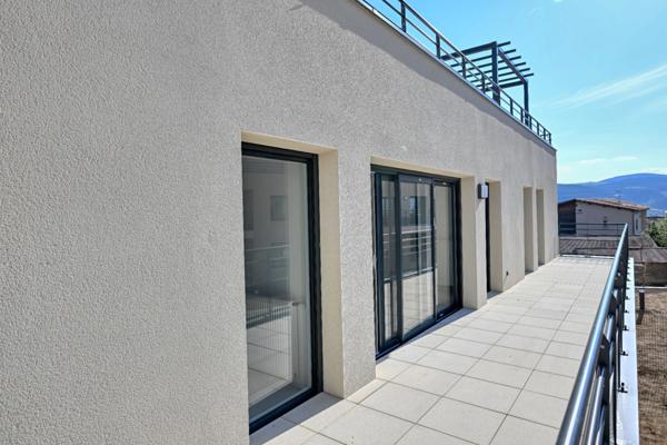 Découvrez ce superbe appartement 4 pièces avec terrasse et stationnement couvert inclus - élégant, lumineux et convivial !