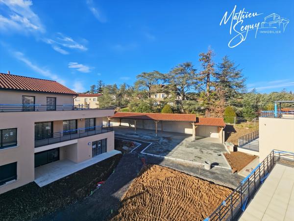 Découvrez ce superbe appartement 4 pièces avec terrasse et stationnement couvert inclus - élégant, lumineux et convivial !