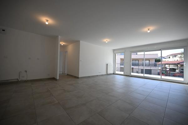 Découvrez ce superbe appartement 4 pièces avec terrasse et stationnement couvert inclus - élégant, lumineux et convivial !