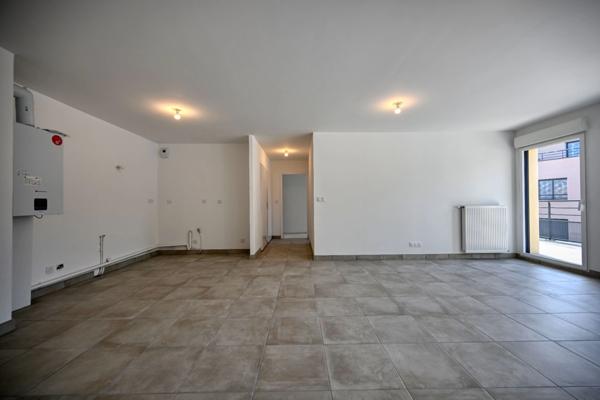 Découvrez ce superbe appartement 4 pièces avec terrasse et stationnement couvert inclus - élégant, lumineux et convivial !