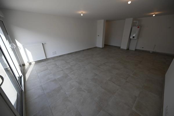 Découvrez ce superbe appartement 4 pièces avec terrasse et stationnement couvert inclus - élégant, lumineux et convivial !