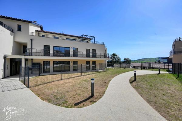 Découvrez ce superbe appartement 4 pièces avec terrasse et stationnement couvert inclus - élégant, lumineux et convivial !