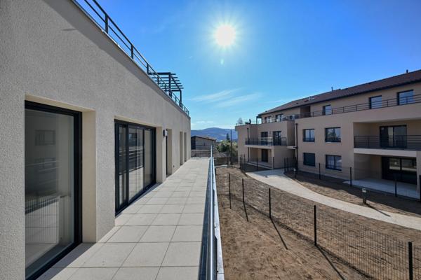 Découvrez ce superbe appartement 4 pièces avec terrasse et stationnement couvert inclus - élégant, lumineux et convivial !