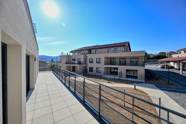 Découvrez ce superbe appartement 4 pièces avec terrasse et stationnement couvert inclus - élégant, lumineux et convivial !