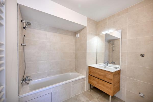 Découvrez ce superbe appartement 4 pièces avec terrasse et stationnement couvert inclus - élégant, lumineux et convivial !