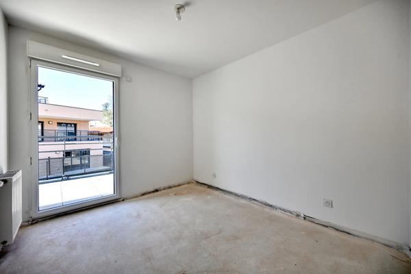 Découvrez ce superbe appartement 4 pièces avec terrasse et stationnement couvert inclus - élégant, lumineux et convivial !