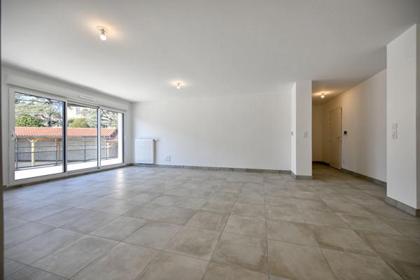 Découvrez ce superbe appartement 4 pièces avec terrasse et stationnement couvert inclus - élégant, lumineux et convivial !