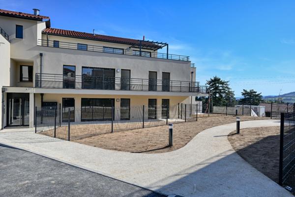 Découvrez ce superbe appartement 4 pièces avec terrasse et stationnement couvert inclus - élégant, lumineux et convivial !