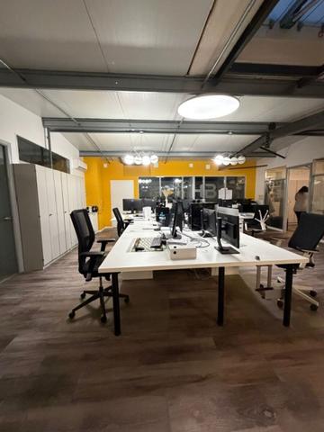 Bâtiment mixte bureaux et activités - 350 m2 - À louer - La Chapelle Saint Mesmin