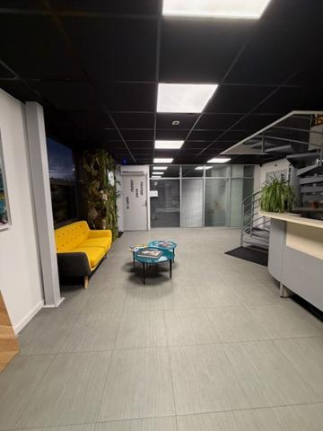 Bâtiment mixte bureaux et activités - 350 m2 - À louer - La Chapelle Saint Mesmin
