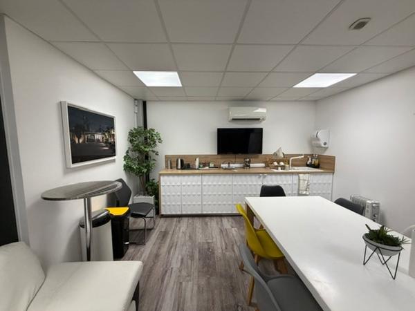 Bâtiment mixte bureaux et activités - 350 m2 - À louer - La Chapelle Saint Mesmin