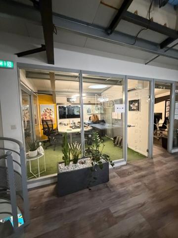Bâtiment mixte bureaux et activités - 350 m2 - À louer - La Chapelle Saint Mesmin