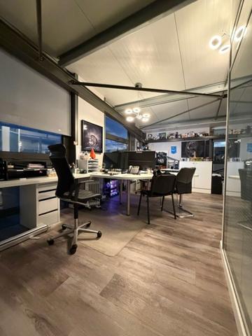 Bâtiment mixte bureaux et activités - 350 m2 - À louer - La Chapelle Saint Mesmin