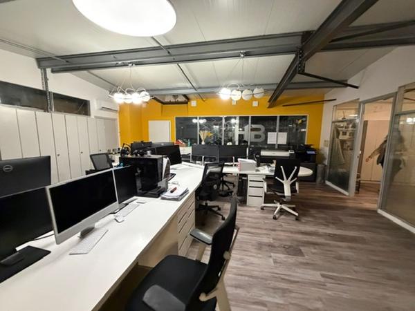 Bâtiment mixte bureaux et activités - 350 m2 - À louer - La Chapelle Saint Mesmin