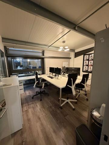 Bâtiment mixte bureaux et activités - 350 m2 - À louer - La Chapelle Saint Mesmin