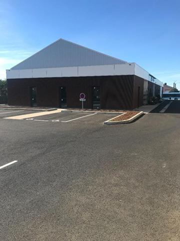 LOCATION BUREAUX OU COMMERCE NIORT PROCHE CENTRE VILLE 140m2 AVEC PARKINGS