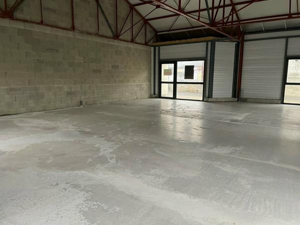 LOCATION BUREAUX OU COMMERCE NIORT PROCHE CENTRE VILLE 140m2 AVEC PARKINGS