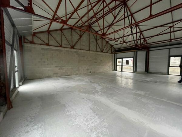 LOCATION BUREAUX OU COMMERCE NIORT PROCHE CENTRE VILLE 140m2 AVEC PARKINGS