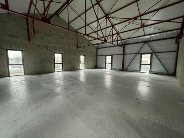 LOCATION BUREAUX OU COMMERCE NIORT PROCHE CENTRE VILLE 140m2 AVEC PARKINGS