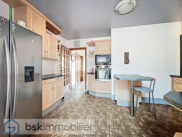 🏡✨ À seulement 45 minutes de Paris en TGV – Maison familiale de 215 m² au calme !

Et si vous quittiez l’agitation parisienne pour retrouver espace, confort et sérénité… tout en restant proche de la capitale ? 🚆🌿

Cette belle maison de 215 m² offre un cadre de vie paisible, idéal pour le télétravail et la vie de famille.

🔹 Au rez-de-chaussée :
Entrée accueillante, vaste salon lumineux, séjour convivial, cuisine entièrement équipée avec arrière-cuisine, 2 chambres et salle de bain (vie de plain-pied possible).

🔹 À l’étage :
Une suite parentale pour votre confort, 2 chambres supplémentaires, un bureau parfait pour travailler à distance et un espace chaleureux avec poêle à pellets pour des soirées cosy 🔥

🔹 Les atouts supplémentaires :
✔ Sous-sol complet
✔ Cave aménagée
✔ Ascenseur reliant les espaces (rare et pratique)
✔ Garage
✔ Grande terrasse et environnement calme 🌳

💼 Idéal pour les actifs parisiens souhaitant conjuguer télétravail, qualité de vie et grands espaces, sans renoncer à la proximité de Paris.
💡 La configuration permet également un projet professionnel à domicile ou une activité complémentaire (stockage, atelier, activité viticole…).

Offrez-vous l’espace que Paris ne peut plus vous donner.

📩 Contactez-moi