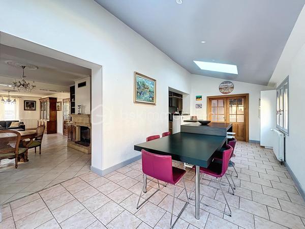🏡✨ À seulement 45 minutes de Paris en TGV – Maison familiale de 215 m² au calme !

Et si vous quittiez l’agitation parisienne pour retrouver espace, confort et sérénité… tout en restant proche de la capitale ? 🚆🌿

Cette belle maison de 215 m² offre un cadre de vie paisible, idéal pour le télétravail et la vie de famille.

🔹 Au rez-de-chaussée :
Entrée accueillante, vaste salon lumineux, séjour convivial, cuisine entièrement équipée avec arrière-cuisine, 2 chambres et salle de bain (vie de plain-pied possible).

🔹 À l’étage :
Une suite parentale pour votre confort, 2 chambres supplémentaires, un bureau parfait pour travailler à distance et un espace chaleureux avec poêle à pellets pour des soirées cosy 🔥

🔹 Les atouts supplémentaires :
✔ Sous-sol complet
✔ Cave aménagée
✔ Ascenseur reliant les espaces (rare et pratique)
✔ Garage
✔ Grande terrasse et environnement calme 🌳

💼 Idéal pour les actifs parisiens souhaitant conjuguer télétravail, qualité de vie et grands espaces, sans renoncer à la proximité de Paris.
💡 La configuration permet également un projet professionnel à domicile ou une activité complémentaire (stockage, atelier, activité viticole…).

Offrez-vous l’espace que Paris ne peut plus vous donner.

📩 Contactez-moi