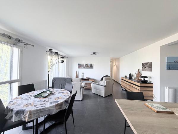 PESSAC - CENTRE  VILLE- Appartement T3 - 2 chambres - Ascenseur - Dernier étage - Terrasse