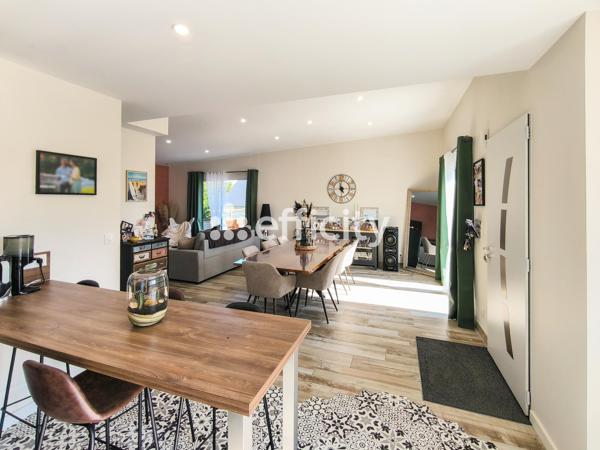 Maison
         5 pièces
        - 90 m² Exclusivité 218 000 € *