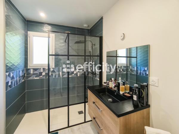Maison
         5 pièces
        - 90 m² Exclusivité 218 000 € *