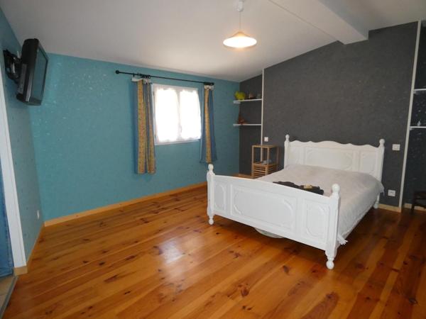 Grande maison de 260M², 7 chambres avec salle d'eau et wc, 2 cuisines, jardin et piscine hors sol