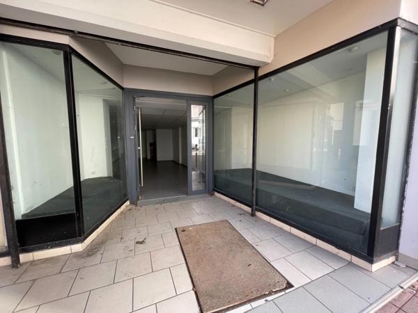 Centre CHAUFFAILLES Local commercial avec appartement rénové - total de 200m2