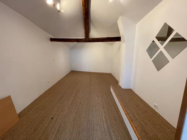 Centre CHAUFFAILLES Local commercial avec appartement rénové - total de 200m2