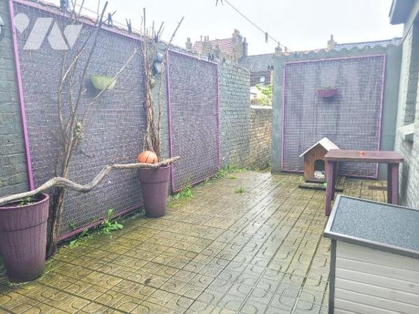 FONDS DE COMMERCE DE COIFFURE 

D'une surface de 53m², le salon dispose de 8 postes de travai...