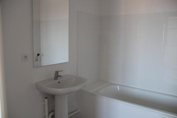 APPARTEMENT T2 au 2ème étage DANS RESIDENCE SECURISEE AVEC 1 EMPLACEMENT PARKING