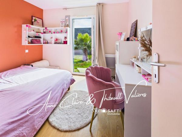 Confort moderne et faibles charges pour cette maison bois familiale idéalement située