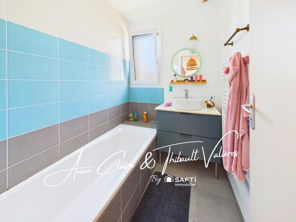 Confort moderne et faibles charges pour cette maison bois familiale idéalement située