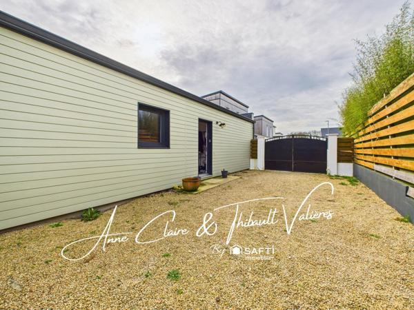 Confort moderne et faibles charges pour cette maison bois familiale idéalement située