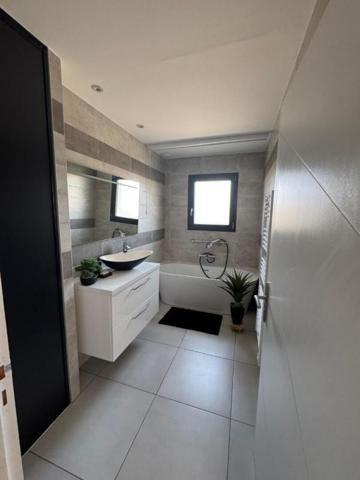 Villa La Roche De Glun 5 pièce(s) 127 m2, piscine