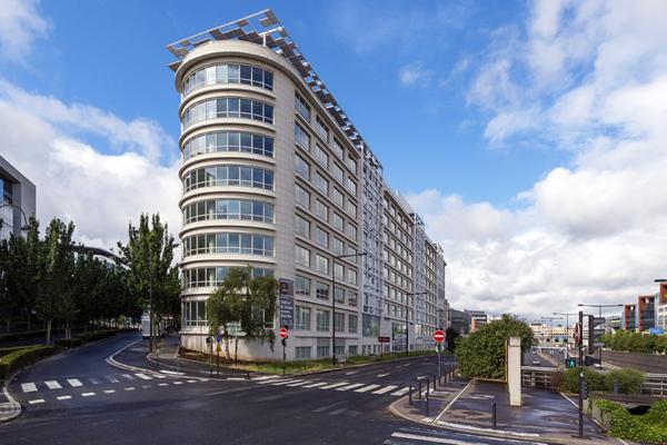 Bureaux à louer à Rueil-Malmaison dans immeuble de services modernes et lumineux