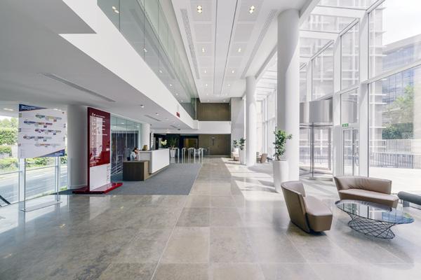 Bureaux à louer à Rueil-Malmaison dans immeuble de services modernes et lumineux