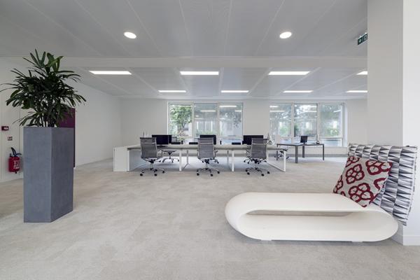 Bureaux à louer à Rueil-Malmaison dans immeuble de services modernes et lumineux