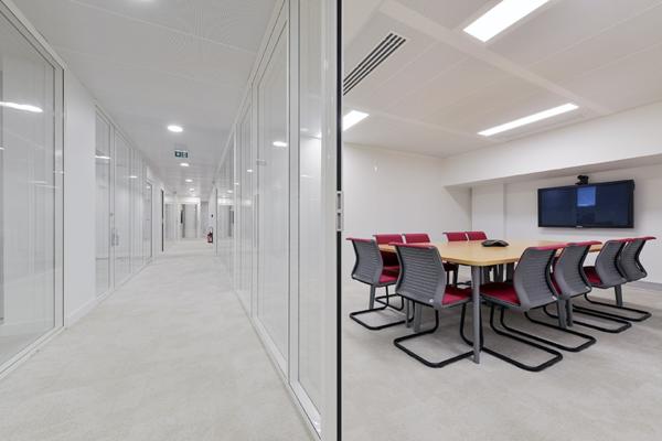 Bureaux à louer à Rueil-Malmaison dans immeuble de services modernes et lumineux
