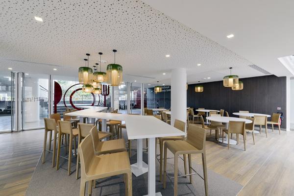 Bureaux à louer à Rueil-Malmaison dans immeuble de services modernes et lumineux