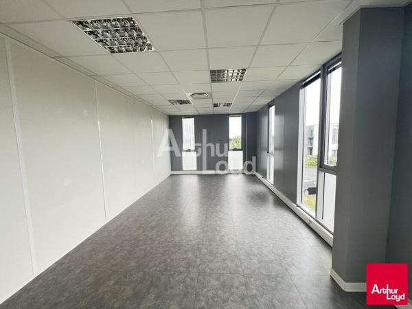 VERN SUR SEICHE - VAL D'ORSON - A LOUER 375 M² DIVISIBLES